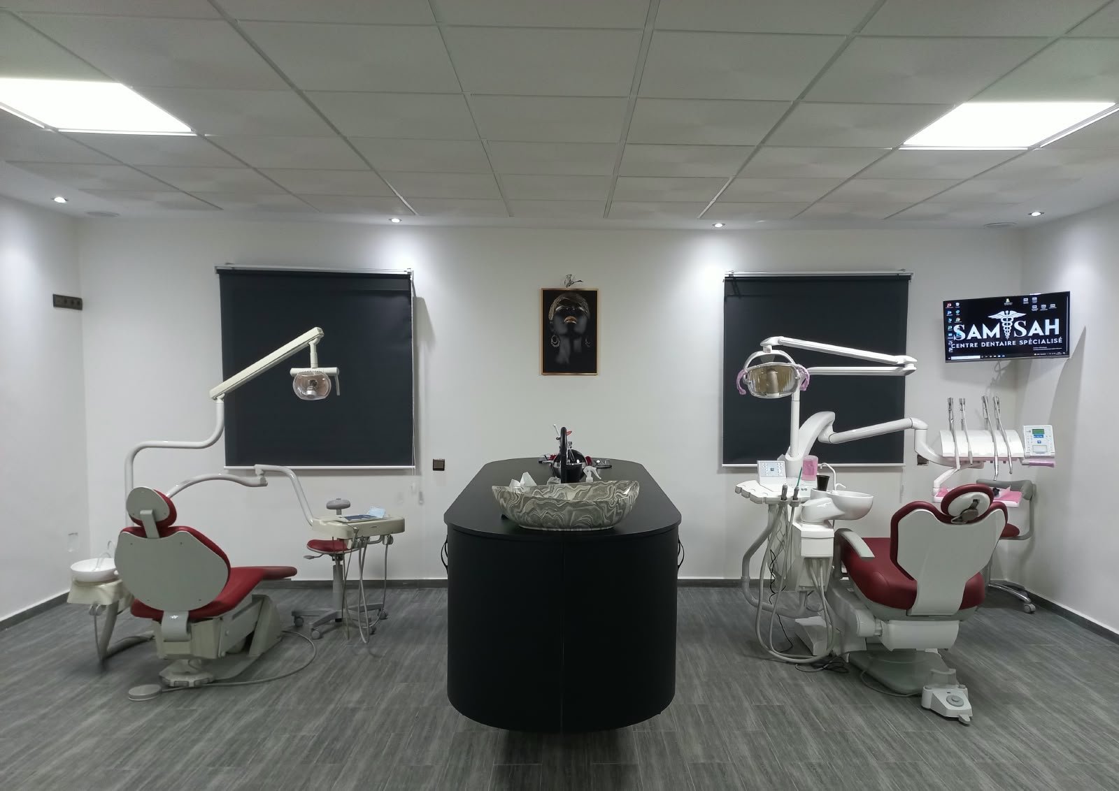 Salle de soins du Centre Dentaire SAMSAH à Marrakech avec deux fauteuils dentaires